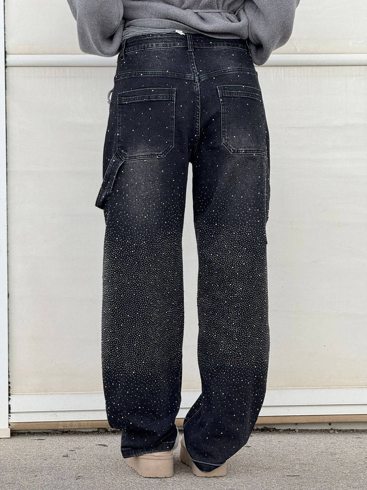 Trendige Damen Wide Fit Jeans mit Strassverzierung und geräumigen Cargo-Taschen. Ideale Strasshose.