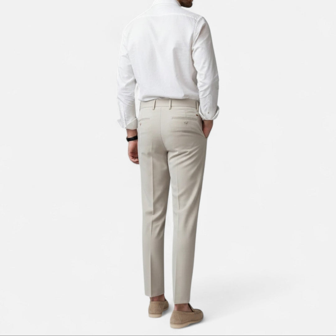 Beige Slim Fit Chino für Herren, stylisch & bequem, perfekt für Business Casual oder Freizeit.
