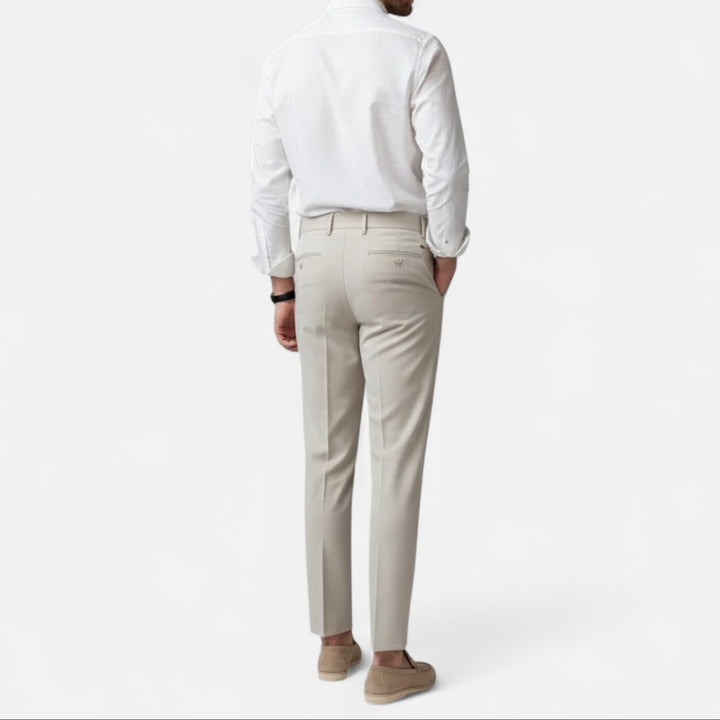 Beige Slim Fit Chino für Herren, stylisch & bequem, perfekt für Business Casual oder Freizeit.