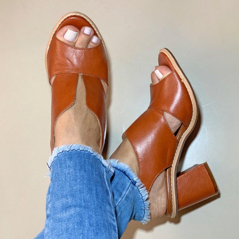 Verschlussdetail: Schnalle der stilvollen Selina Ledersandalen für Damen mit Absatz & Fußbett.