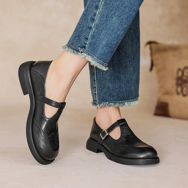 Ergonomische Sohle von schwarzen, orthopädischen Damenschuhen. Bietet Halt und Komfort für gesunde Füße.