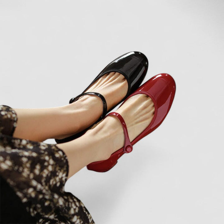 Vielseitige Mary-Jane-Damenschuhe mit Schnallen, flacher Sohle. Bequeme Eleganz für Büro, Freizeit oder besondere Anlässe.