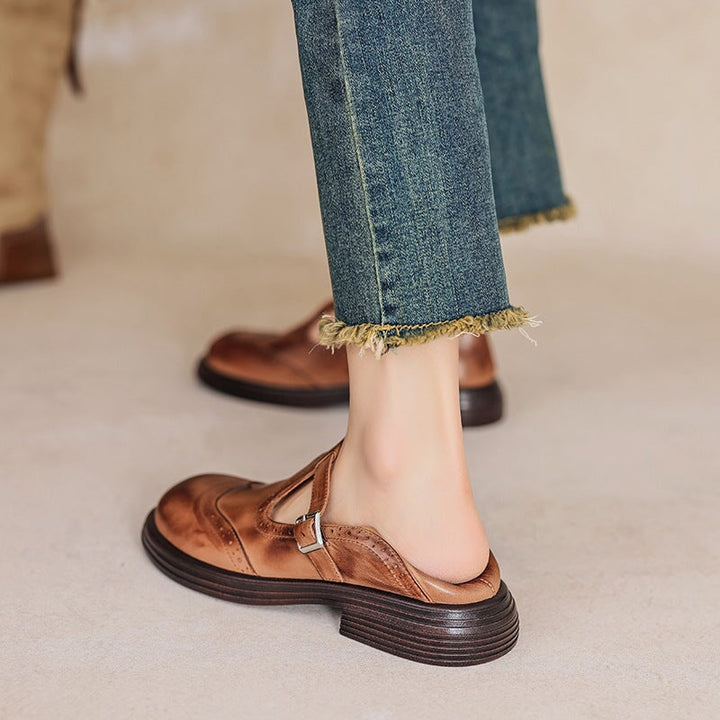 Nahaufnahme der Polsterung in Damenschuhen. Bequeme orthopädische Schuhe für den Alltag.