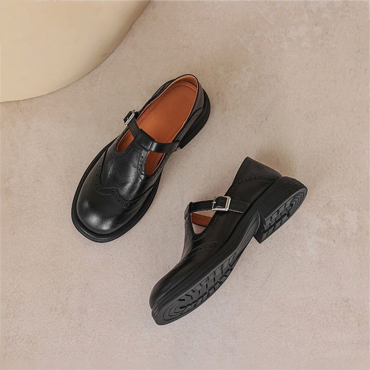 Frau trägt braune, flache Orthopädie-Schuhe. Bequeme und elegante Alltagsschuhe für Damen.