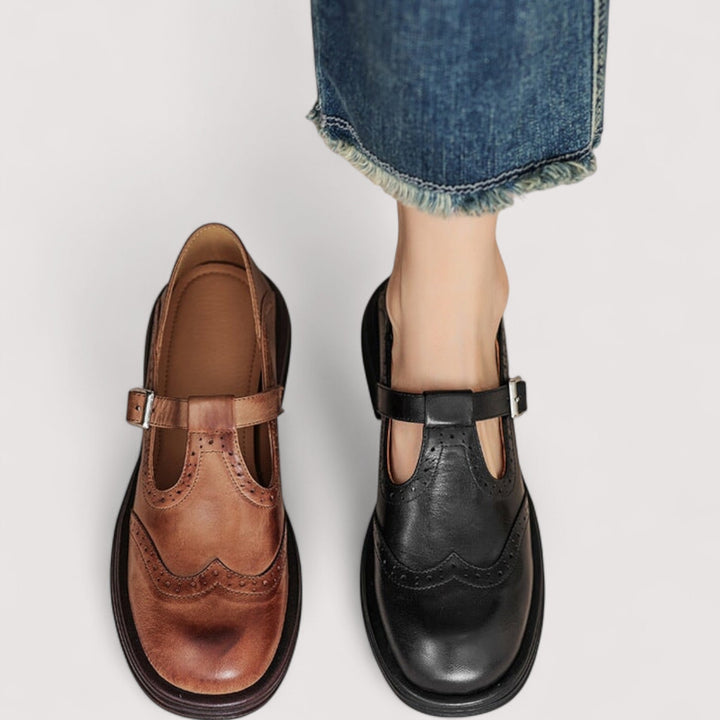 Nahaufnahme: Elegante Damenschuhe mit Riemenverschluss, der Bequemlichkeit und rutschfesten Halt garantiert.