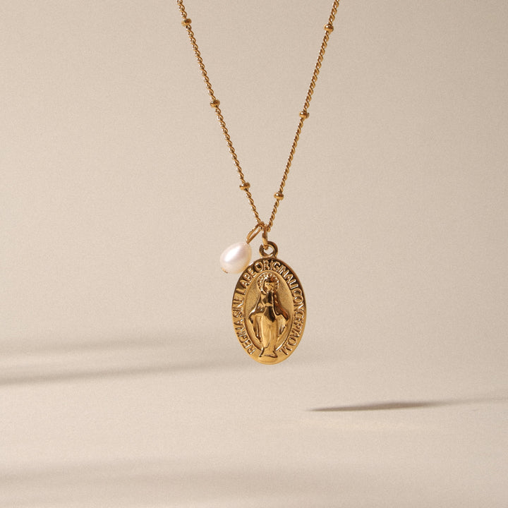 Luxuriöse wasserfeste Damen Gold Halskette mit Kreuz und Süßwasserperle, ein Statement-Piece.