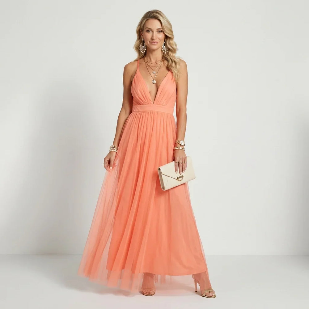 Oranges rückenfreies Damen Maxikleid, perfekt als Sommerkleid für Hochzeitsgäste oder festliche Anlässe.