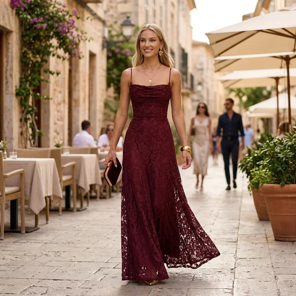 Modisches Damen Maxikleid in Weiß, A-Linie. Perfektes elegantes Festkleid oder Ballkleid mit Spaghettiträgern.