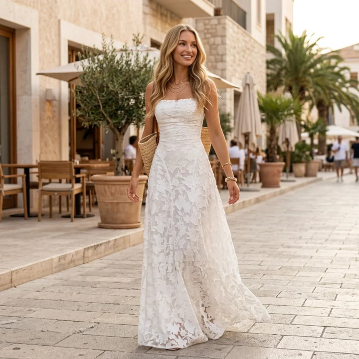 Langes, elegantes Abendkleid für Damen in Weinrot. Fließendes Maxikleid mit Spaghettiträgern für Hochzeitsgäste.