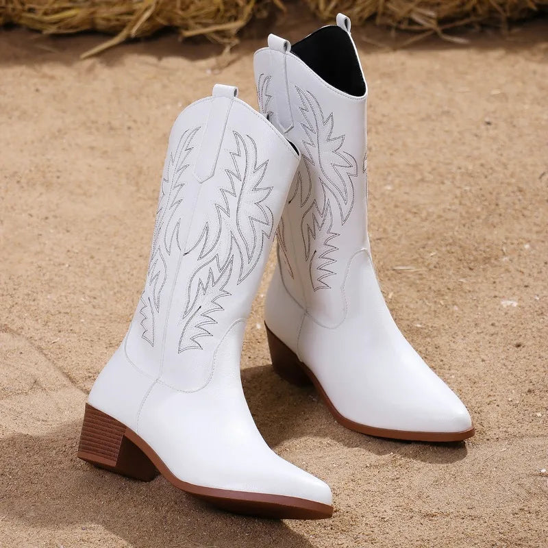 Elegante, bestickte Damen Westernstiefel mit Spitzzehe und Blockabsatz. Wadenhohe Cowboystiefel für modische Looks.