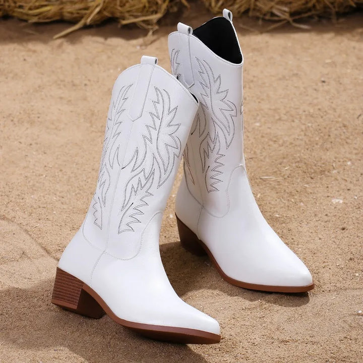 Elegante, bestickte Damen Westernstiefel mit Spitzzehe und Blockabsatz. Wadenhohe Cowboystiefel für modische Looks.