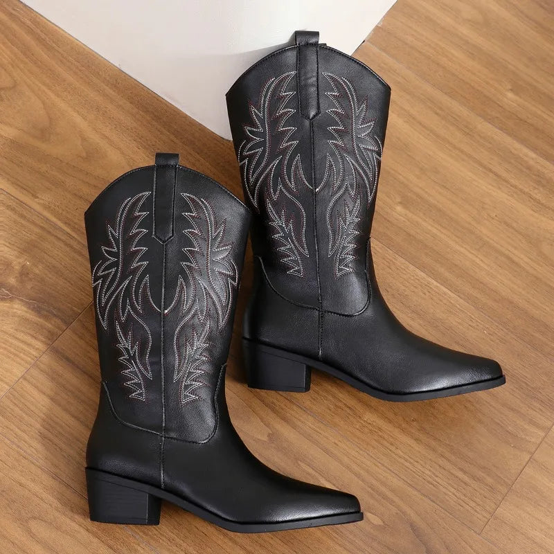 Trendige Damen Cowboystiefel mit feiner Stickerei. Klassische Westernstiefel mit spitzer Zehe und robustem Blockabsatz.