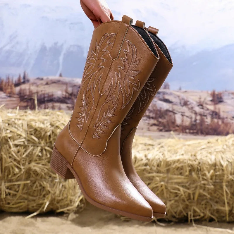 Detail der aufwendigen Stickerei auf eleganten Damen Westernstiefeln. Bestickte Stiefel im authentischen Cowboy-Stil.