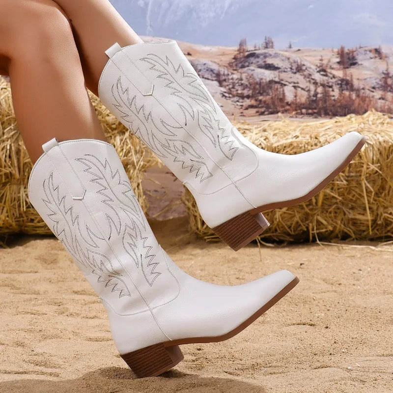 Stilvolle Damen Westernstiefel mit Blockabsatz, spitzer Zehe und zarter Stickerei. Bequeme Cowboystiefel für Freizeit.