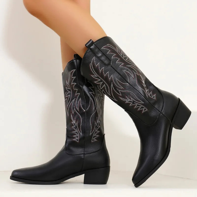 Modische wadenhohe Damenstiefel: Bestickte Westernstiefel mit Blockabsatz und eleganter Spitzzehe. Trendige Damenschuhe.