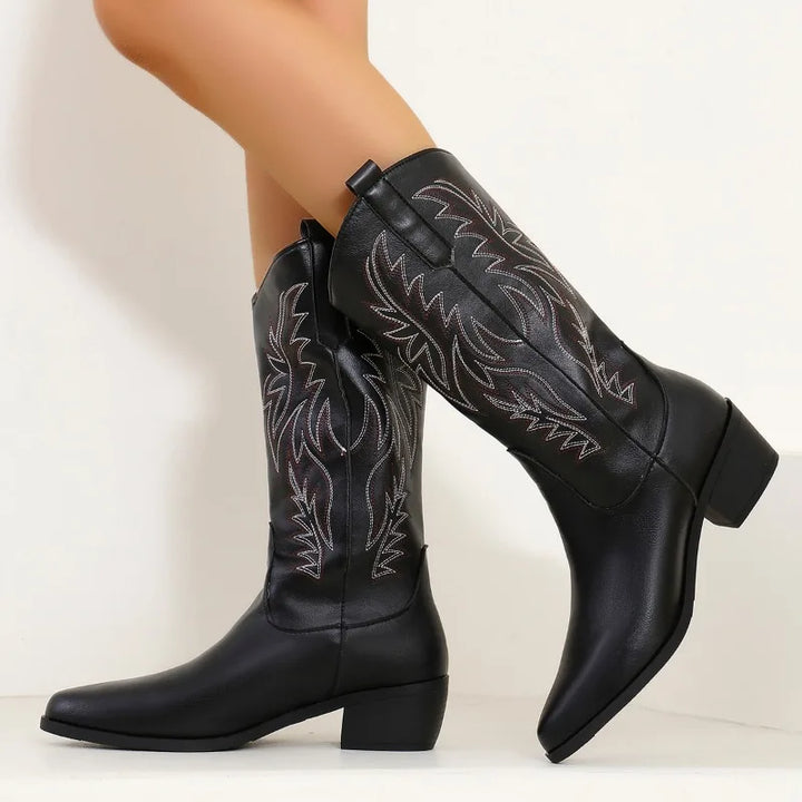 Modische wadenhohe Damenstiefel: Bestickte Westernstiefel mit Blockabsatz und eleganter Spitzzehe. Trendige Damenschuhe.