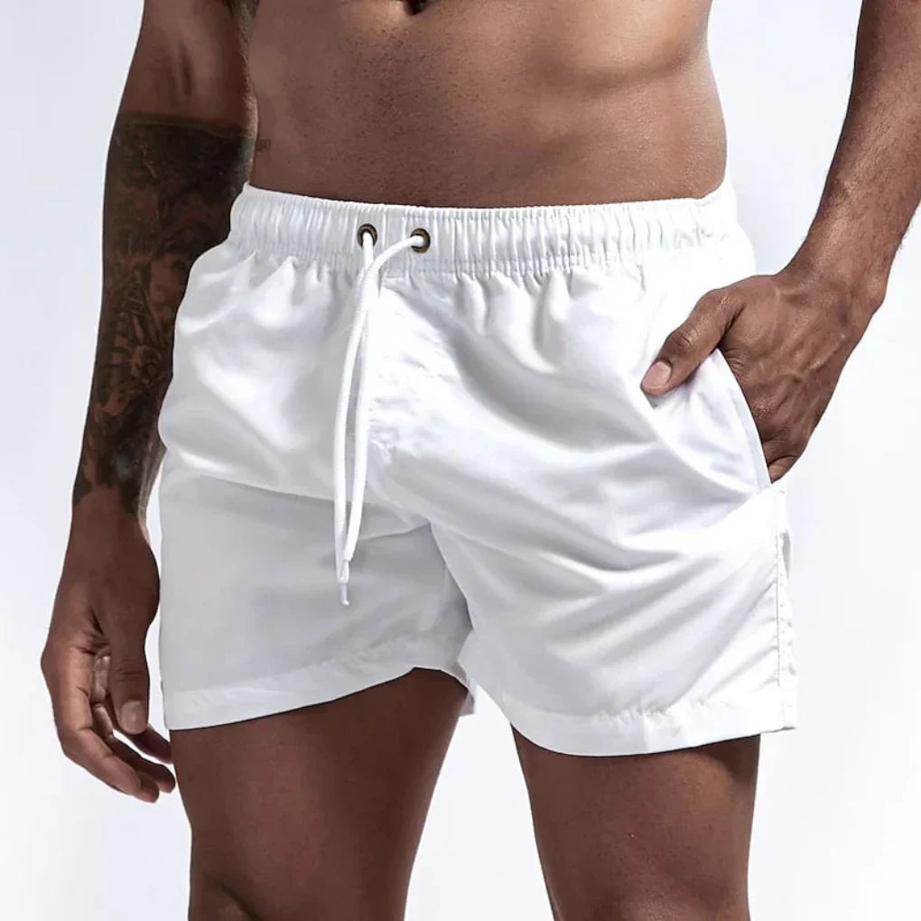 Stylische Herren Schwimmshorts, schnelltrocknend, perfekt für Wassersport und Freizeit.