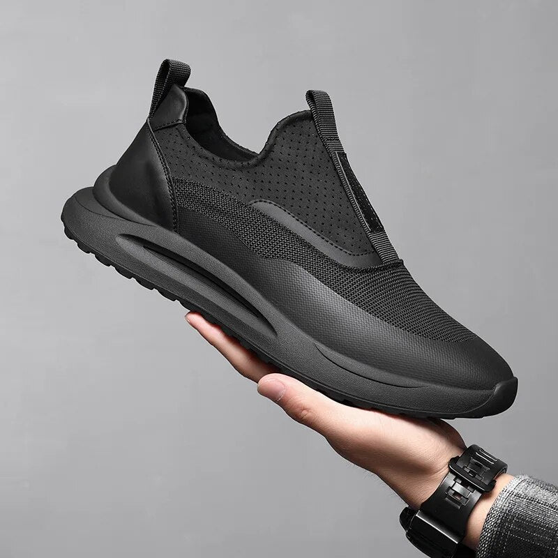 Mann trägt schwarze orthopädische Herren Sportschuhe, die Stabilität und Komfort für Arbeit & Alltag bieten.
