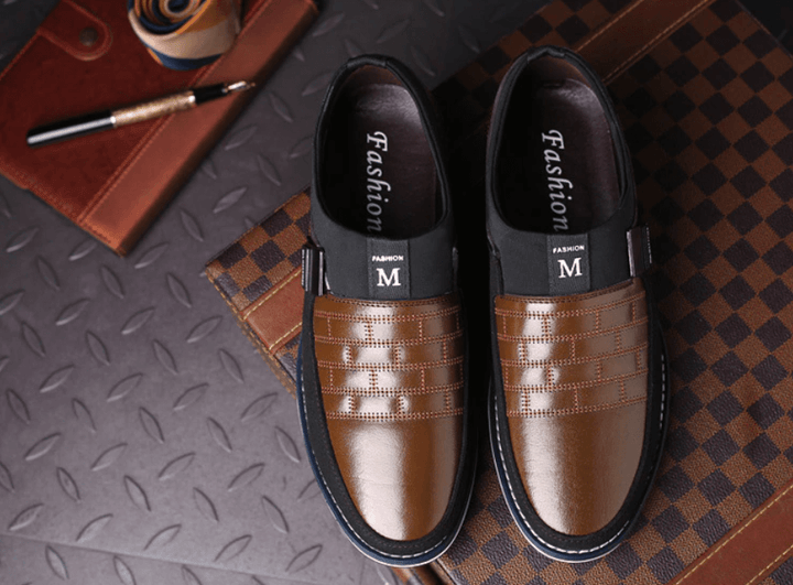 Elegante dunkelblaue Herren Businessschuhe, rutschfest und orthopädisch, für professionellen Look & Komfort.