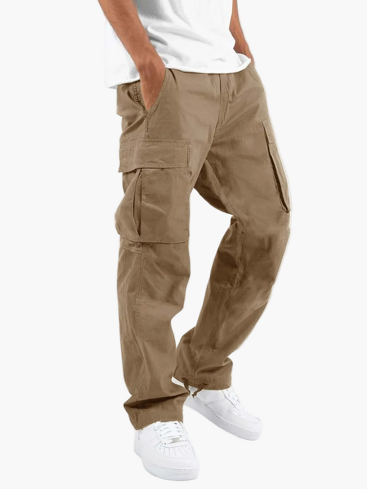 Detailansicht der Herren Cargo-Hose mit seitlichen Pattentaschen, robust und bequem für den Alltag.