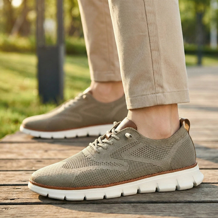 Elegante seitliche Ansicht leichter, flexibler Damensommerschuhe, ein Must-have für Damenmode im Sommer.