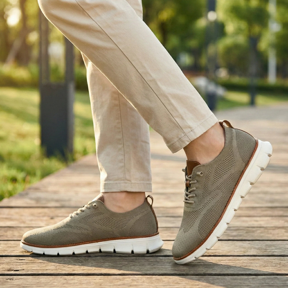 Nahaufnahme der atmungsaktiven Textur flexibler Damensommerschuhe, bietet hohen Tragekomfort im Sommer.