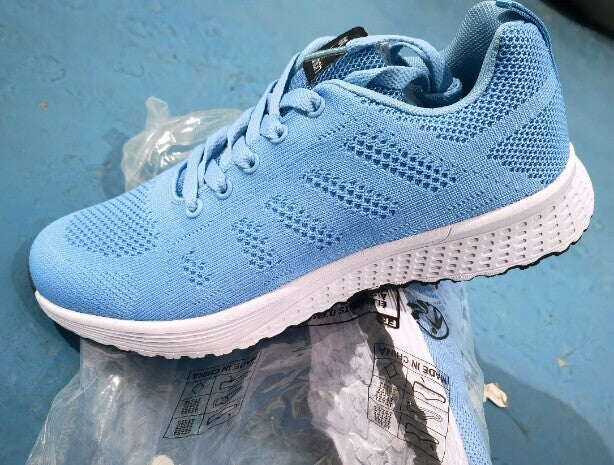 Bequeme Damenschuhe: sportliche Schnür-Sneaker für Freizeit & Alltag. Flache Sohle für optimalen Komfort.