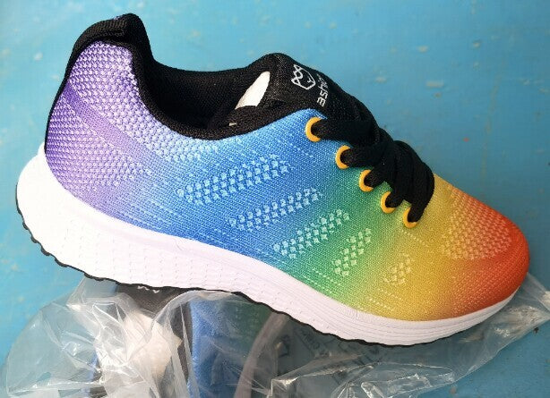 Modische Damen Schnür-Sneaker, ideal als Alltagsschuhe. Sportliche Freizeitschuhe mit bequemer flacher Sohle.