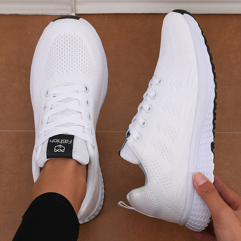 Vielseitige Damen Sneaker mit Schnürung. Sportliche Alltagsschuhe für Komfort & Stil. Flache Sohle, bequem.