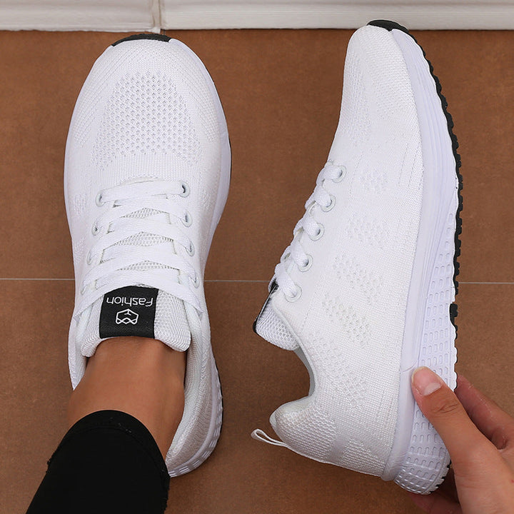 Vielseitige Damen Sneaker mit Schnürung. Sportliche Alltagsschuhe für Komfort & Stil. Flache Sohle, bequem.