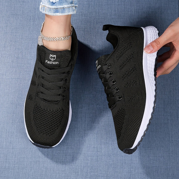 Komfortable Damenschuhe: sportliche Schnür-Sneaker. Ideal als Alltagsschuhe mit flacher Sohle & modernem Design.