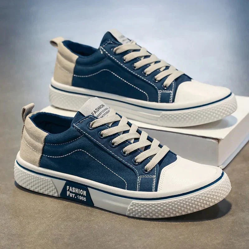 Stilvolle blaue Herren-Sneaker mit Schnürung, perfekte bequeme Freizeitschuhe für den täglichen Gebrauch.