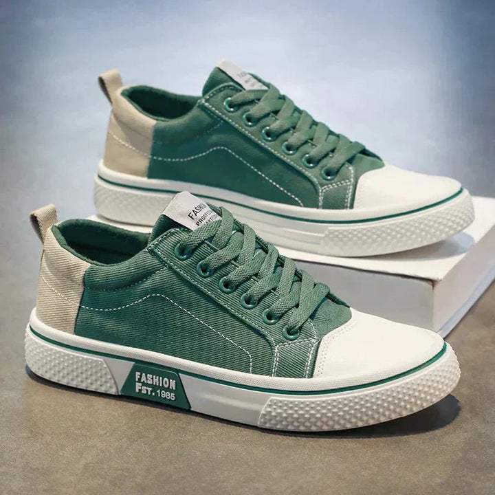 Sportliche grüne Herren-Sneaker mit flacher Sohle, robuste Alltagsschuhe für Komfort und Freizeitaktivitäten.