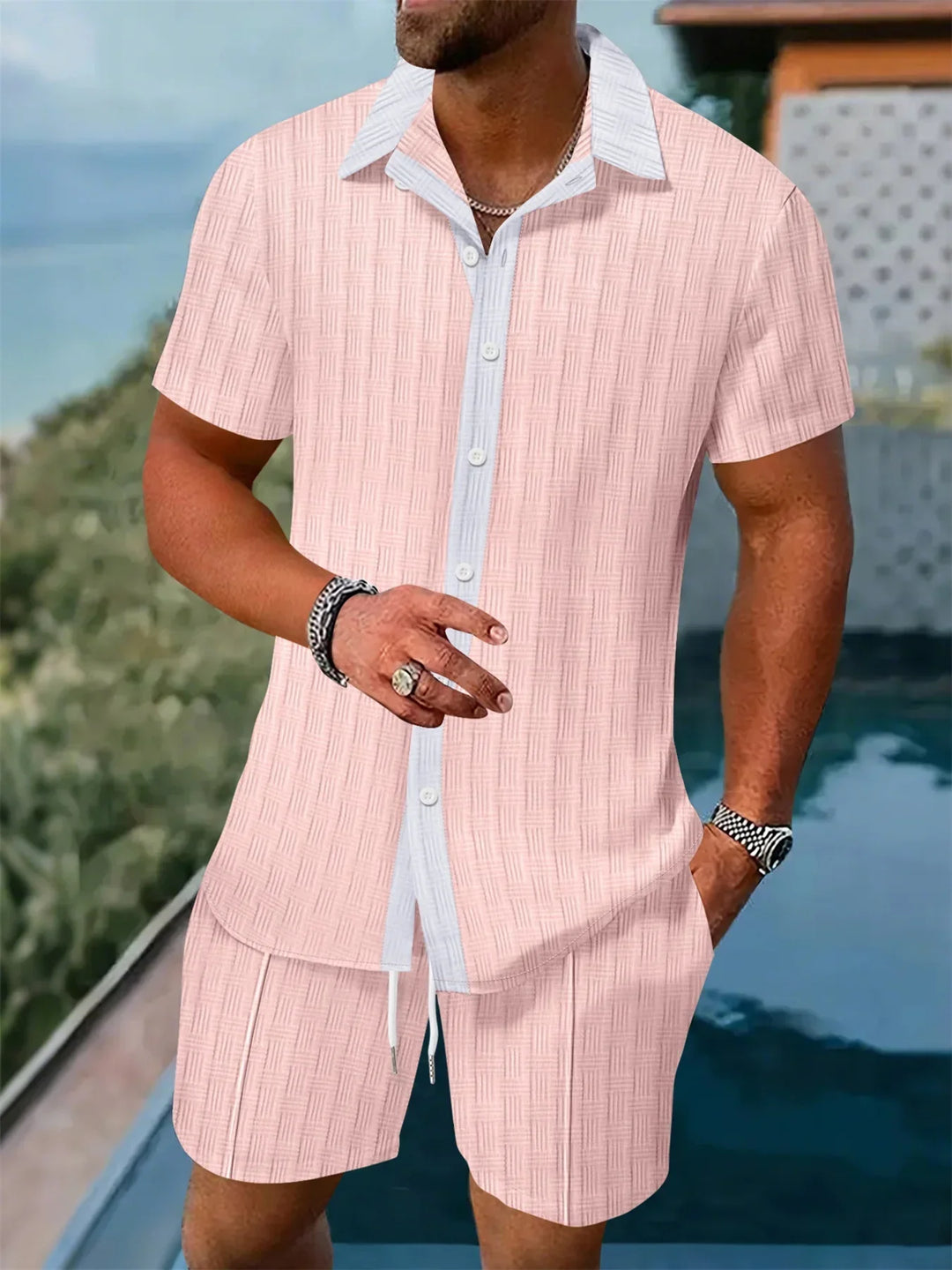 Stylisches Herren Sommer Set: lockeres Kurzarmhemd und Shorts, perfekt als Strandoutfit oder Freizeitkleidung.