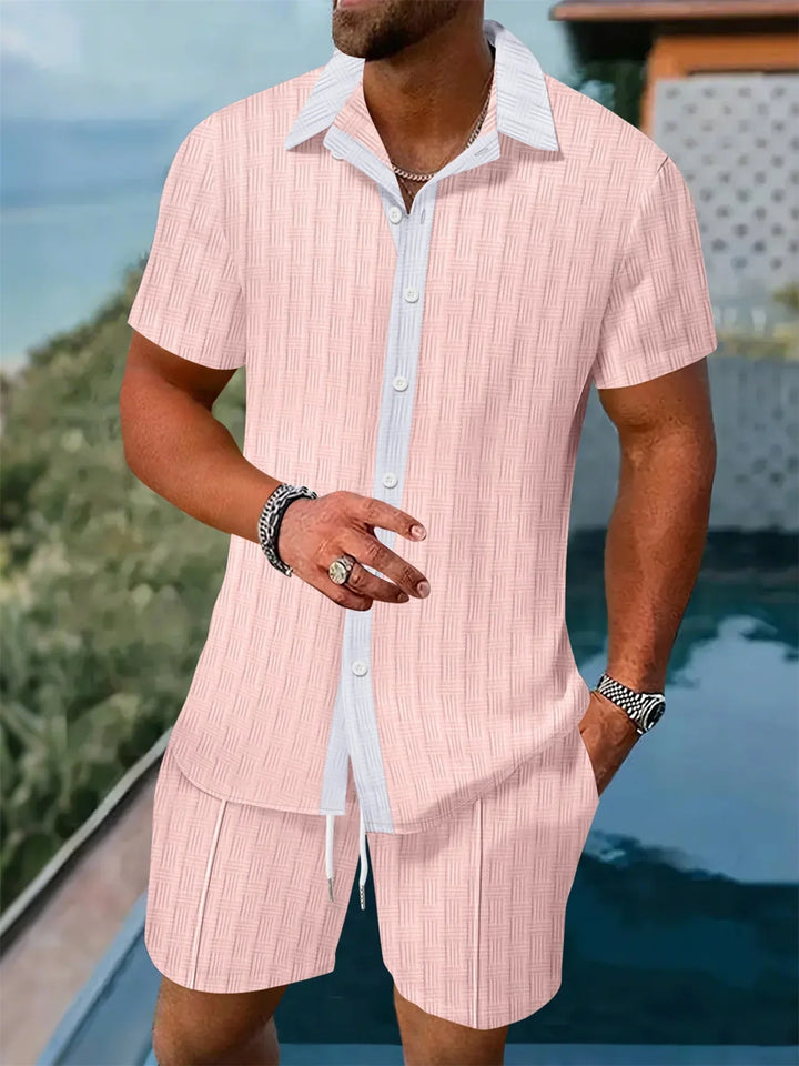 Stylisches Herren Sommer Set: lockeres Kurzarmhemd und Shorts, perfekt als Strandoutfit oder Freizeitkleidung.