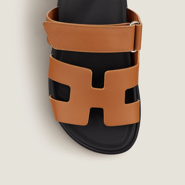 Robuste und bequeme Damensandalen, ideal für lange Spaziergänge am Strand oder in der Stadt. Flache Sohle.