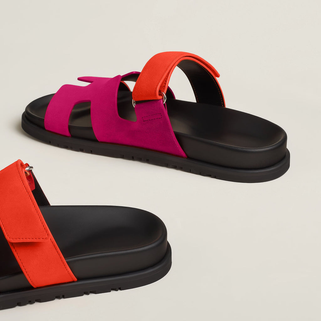 Trendige offene Zehen Sandalen für Damen. Flache Sommerschuhe, die Komfort und Stil für Stadt & Strand vereinen.