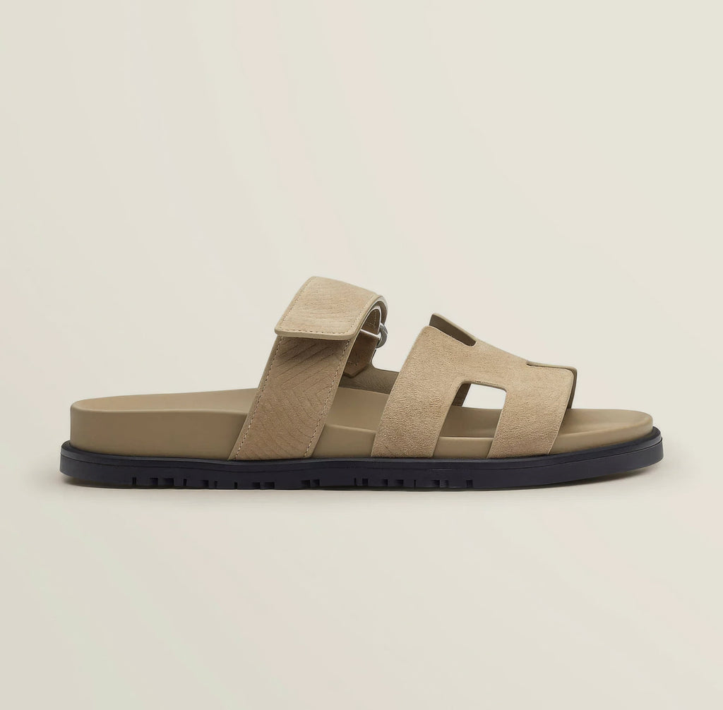 Vielseitige Damenschuhe: Flache Sandalen für Strand, Stadt und Alltag. Bequeme Sommerschuhe für jede Frau.