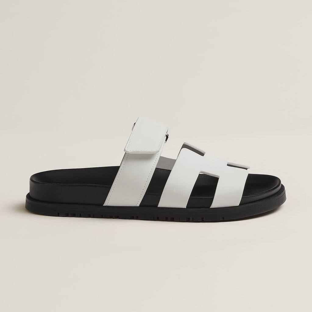 Flache Damensandalen in hellem Ton, ideal für warme Tage. Bequeme Sommerschuhe für Urlaub & Freizeit.