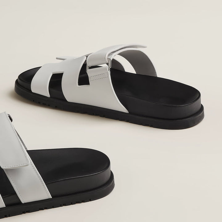 Modische flache Sandalen für Damen. Perfekte Sommer Schuhe mit offenen Zehen für maximalen Komfort.