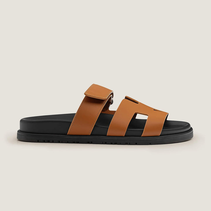 Ergonomische Damen Sandalen mit flachem Fußbett. Bequeme Alltagsschuhe mit offenen Zehen für den Sommer.