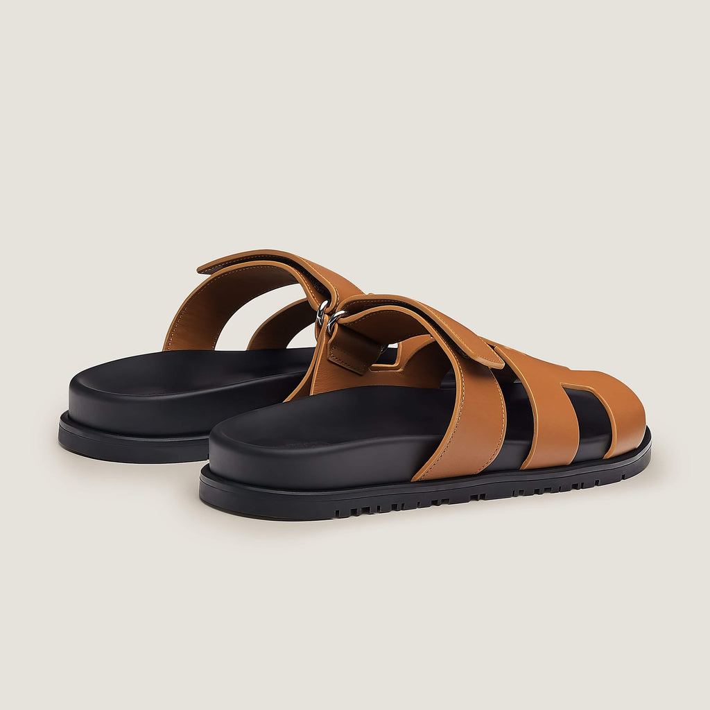 Lässige Damensandalen in modernem Design. Komfortable Sommerschuhe, perfekt für Strand und urbane Abenteuer.