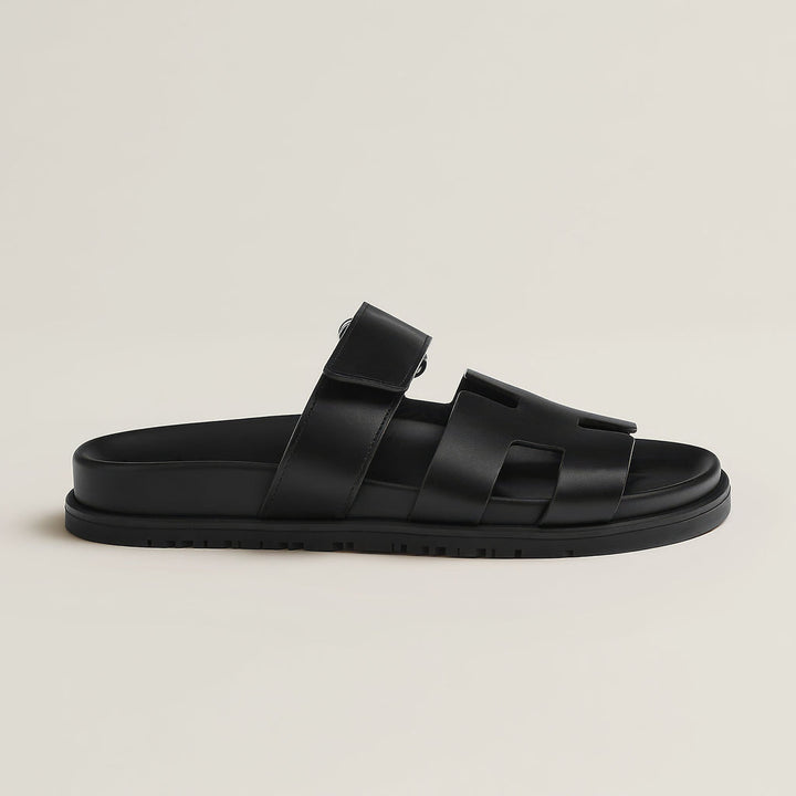 Bequeme Damensandalen mit flacher Sohle für sommerliche Tage. Offene Zehen Sandalen für Komfort.