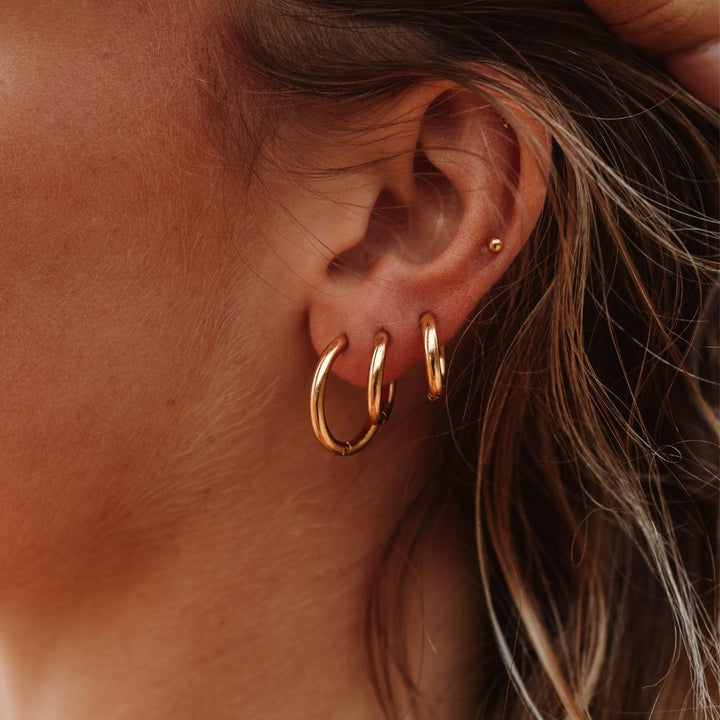 Große goldene Edelstahl Creolen für Damen, wasserfest & hypoallergen. Eleganter Alltagsschmuck.