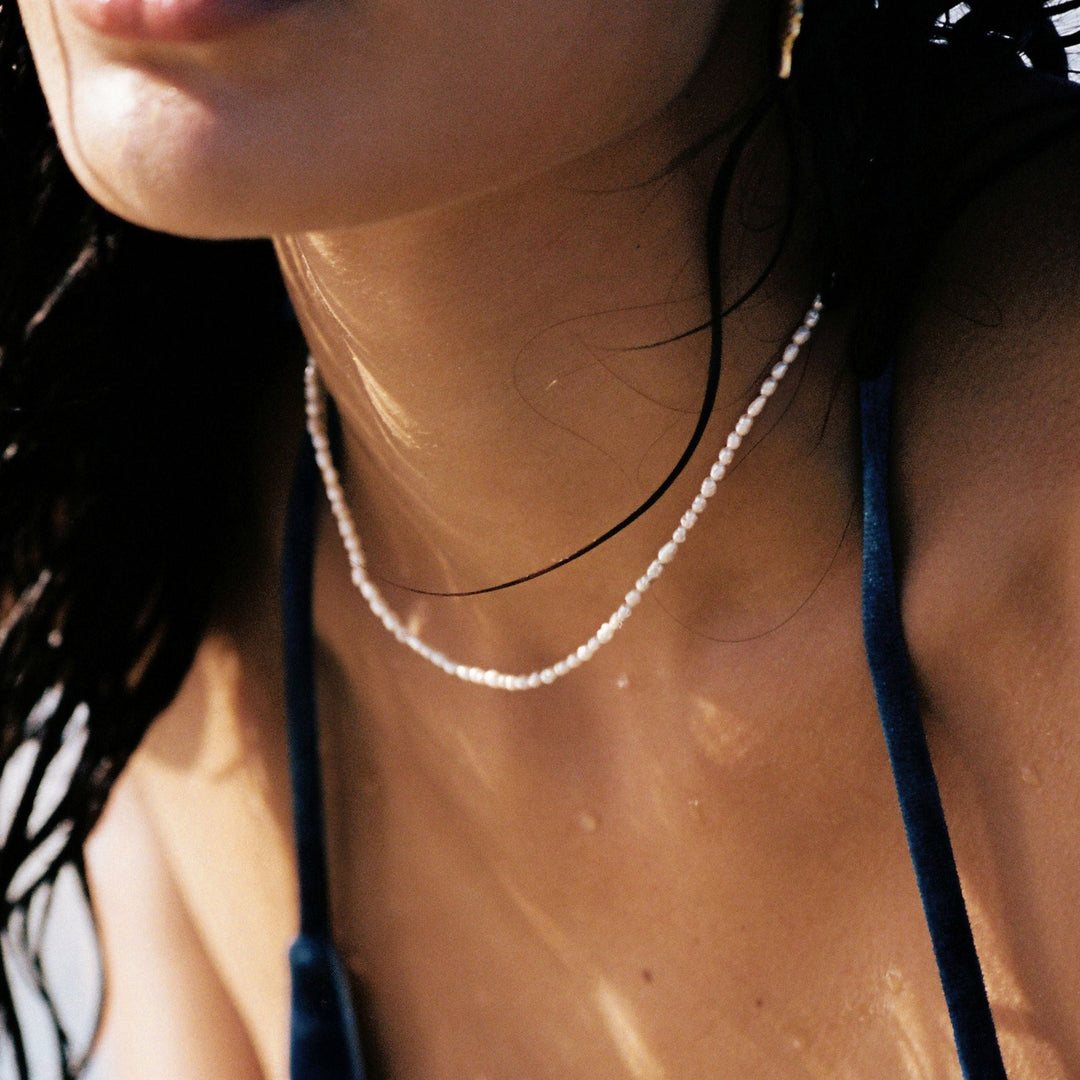 Elegante Damen Perlen Choker Halskette aus Gold. Wasserdicht und hypoallergen für stilvolle Frauen.