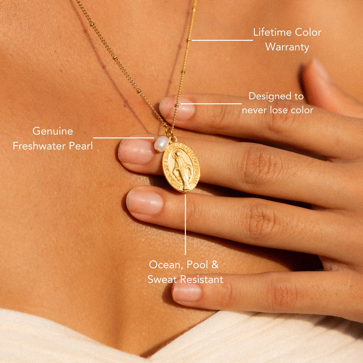 Vielseitige Damen Goldkette mit Kreuz-Anhänger und Süßwasserperle, passt zu jedem Outfit.