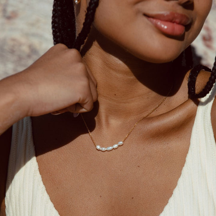 Verstellbare Damen Goldkette mit Süßwasserperle, wasserfest & hypoallergen. Eleganter Schmuck für jeden Tag.