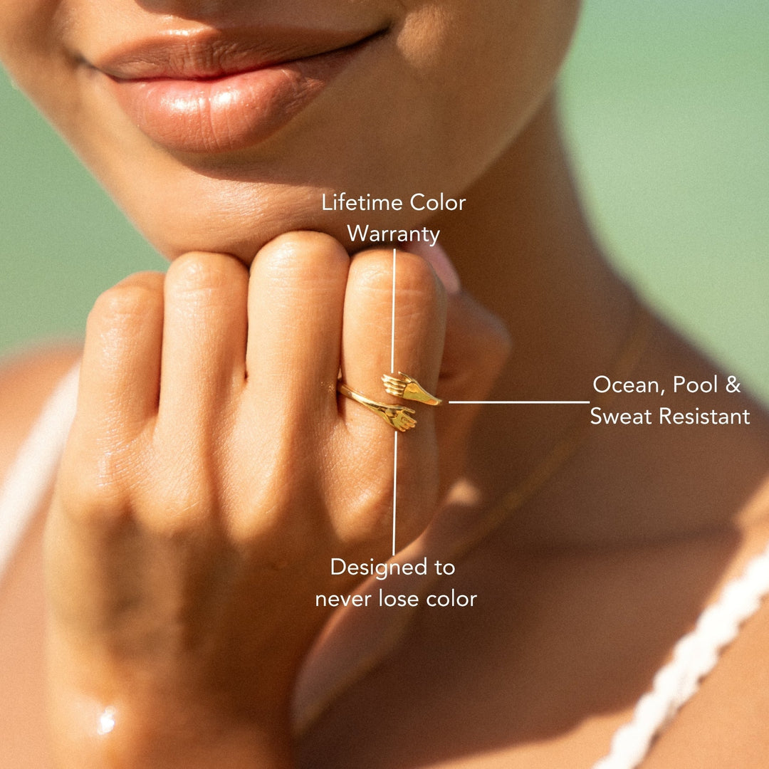 Robuster Damen Goldring aus wasserfestem Edelstahl, hypoallergen und verstellbar im offenen Wrap-Design.
