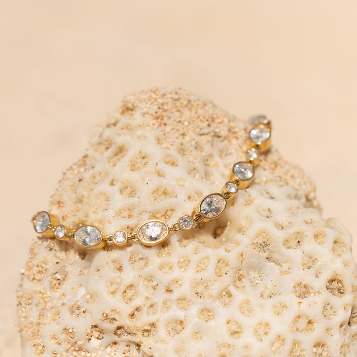 Modernes & vielseitiges Damen Goldarmband mit funkelnden Zirkonsteinen. Wasserfester & hypoallergener Edelstahl-Schmuck.