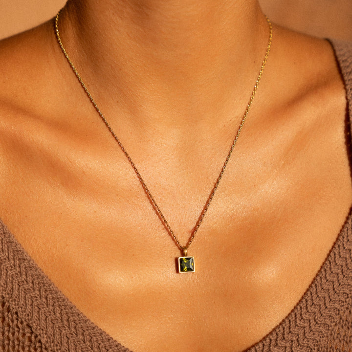 Wasserfeste Damen Goldkette aus Edelstahl mit leuchtend grünem Zirkon. Ideal für den Alltag.